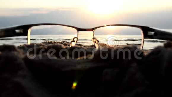 把眼镜看得很清楚美好愿景的理念海滩上的光学眼镜视频的预览图