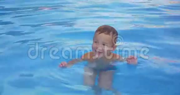 在游泳池里微笑的男孩视频的预览图
