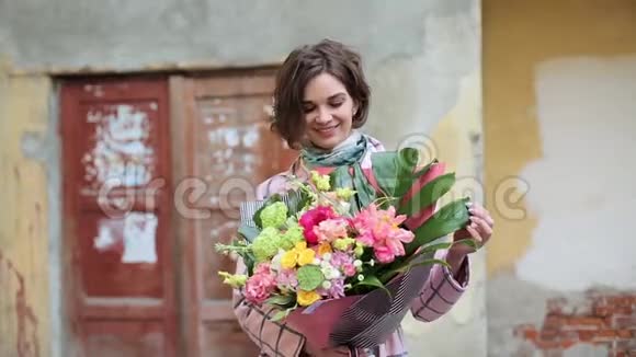 一位穿着外套手里拿着一束鲜花的年轻美女视频的预览图