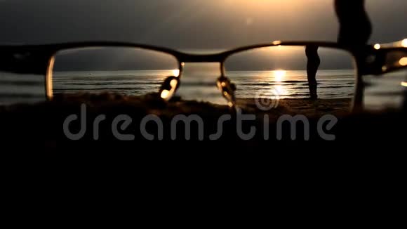 把眼镜看得很清楚美好愿景的理念海滩上的光学眼镜视频的预览图