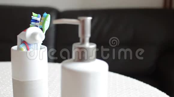 两个牙刷和一个儿童牙刷站在支架内视频的预览图