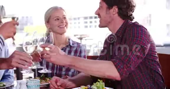 成熟的朋友一起在餐厅享用美食视频的预览图