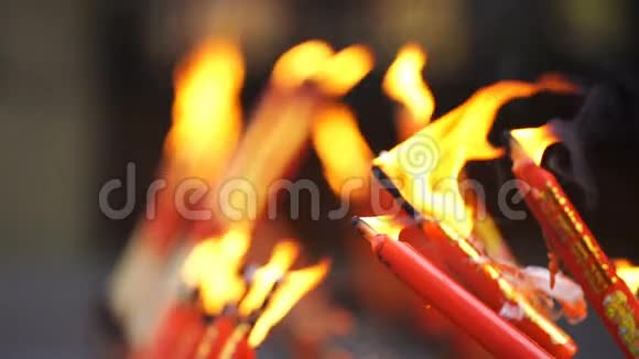 太阳穴里燃烧着中国红烛的火焰视频的预览图