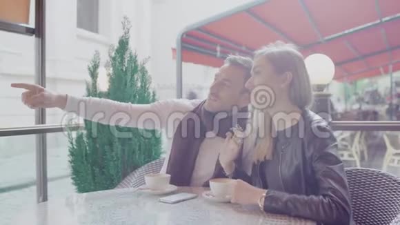 一对情侣在街头咖啡馆喝咖啡交流视频的预览图