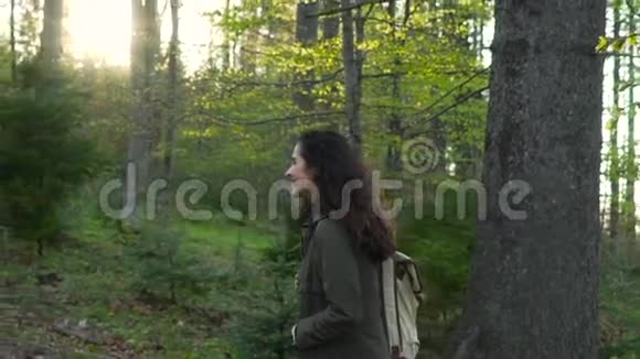 女孩游客在森林里散步视频的预览图