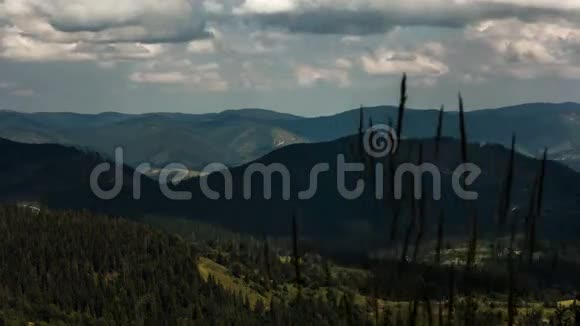 云在山上的移动云在山上的阴影视频的预览图