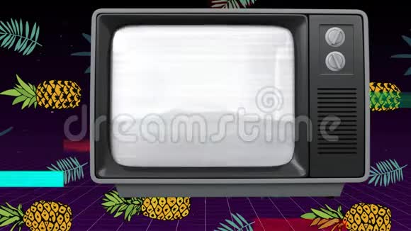 一台旧电视机的正面视图当电视机打开时屏幕发出声视频的预览图