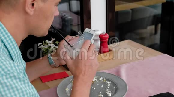 一个成熟的男人在咖啡馆里用烤面包和鸡蛋吃早餐视频的预览图