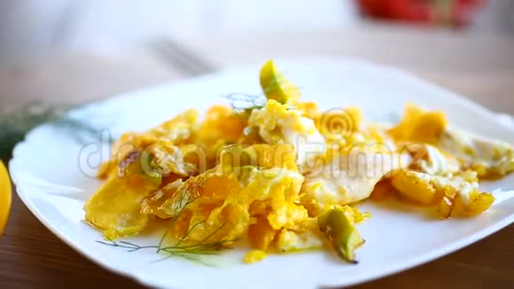 煎蛋卷用自制鸡蛋和甜黄胡椒在盘子里视频的预览图