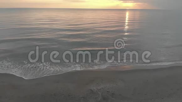 海面上乌云密布的日落视频的预览图