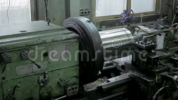 生产中磨削大型金属圆柱形零件的过程视频的预览图