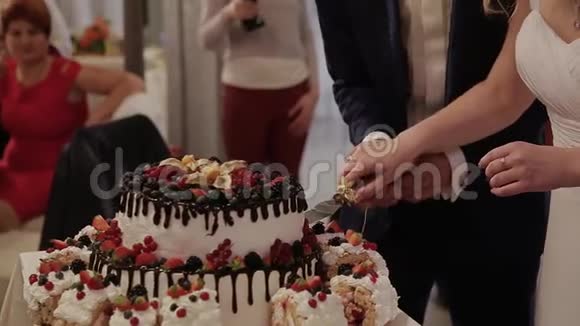 节日活动中的美丽蛋糕视频的预览图