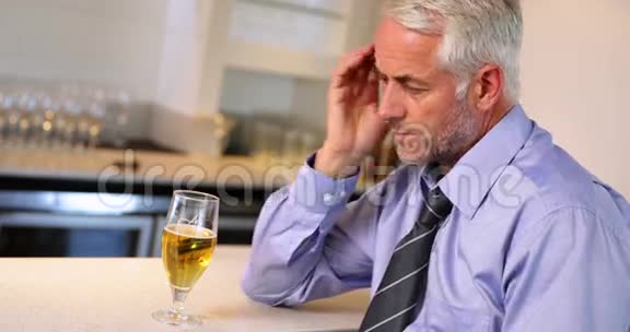 孤独的商人下班后喝啤酒视频的预览图