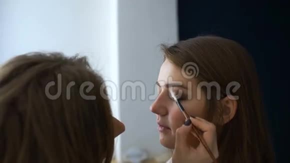 化妆师在一个重要的活动之前为一个女孩的眼睛化妆视频的预览图