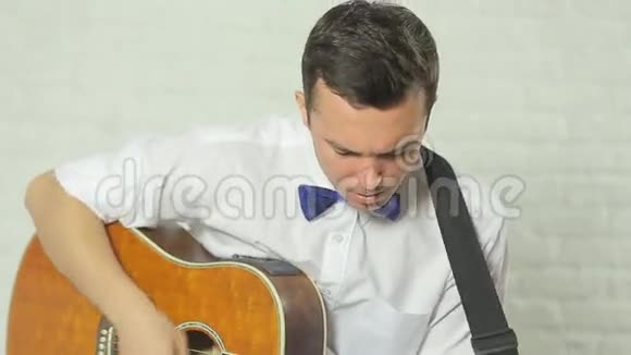 才华横溢的热情吉他手弹吉他视频的预览图