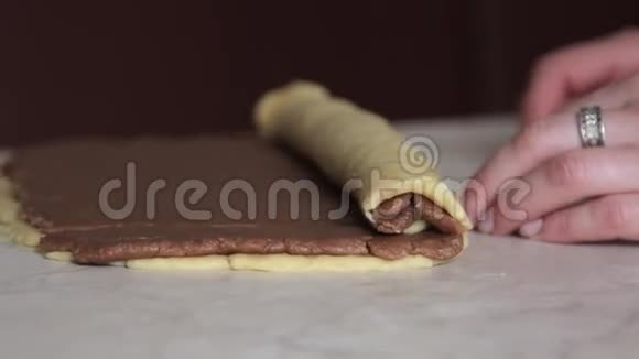 家庭主妇转身擀面皮烤饼干视频的预览图