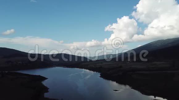 法国卡普西尔的PyvaladorPyrenean湖的鸟瞰图视频的预览图