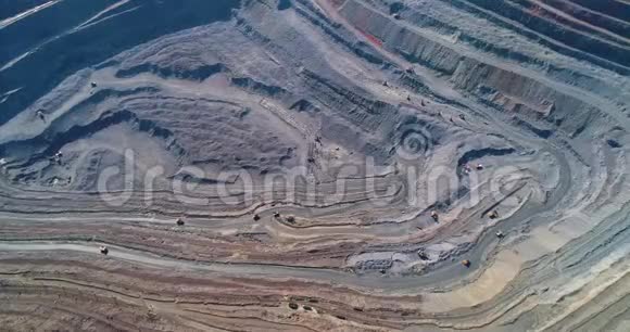 露天矿采石场的空中景观有大量的机械在工作视频的预览图