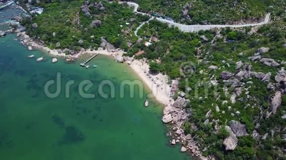 飞越岛上越过丛林和蔚蓝的海洋美丽的海滩视频的预览图