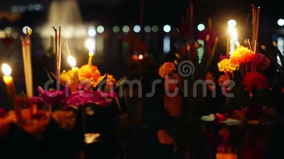 在泰国庆祝LoyKratong节从池塘里美丽的花朵和蜡烛上发射船4k3840x2160视频的预览图