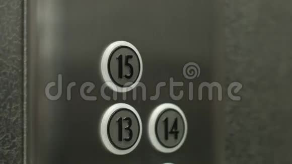 人在电梯里按下十五楼的按钮视频的预览图