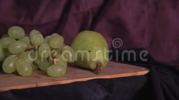 木头上有水果的静止生活视频的预览图