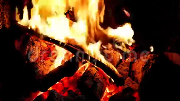 关上一个有火焰的壁炉视频的预览图