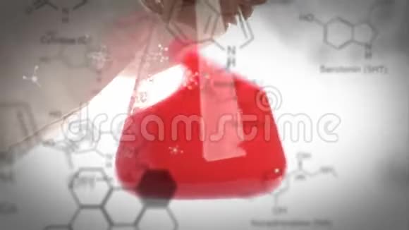 实验室烧杯有数据和化合物的结构公式视频的预览图