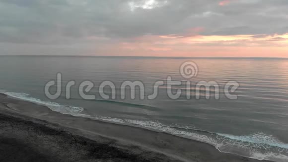 海面上乌云密布的日落视频的预览图