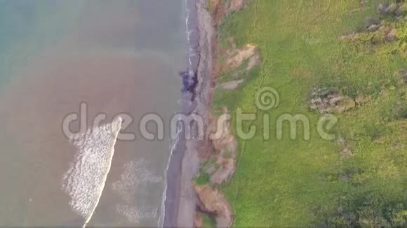 沿海岸的无人机飞行视频的预览图