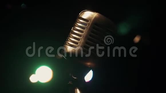 音乐会金属闪光麦克风站在舞台上的复古酒吧绿色聚光灯视频的预览图