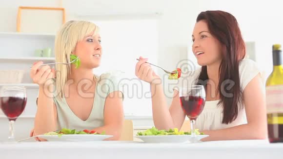 快乐的女人一起吃晚饭视频的预览图