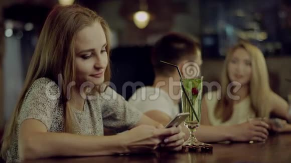 女人在酒吧发短信视频的预览图