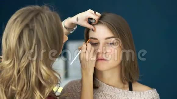 化妆师在一个重要的活动之前为一个女孩的眼睛化妆视频的预览图