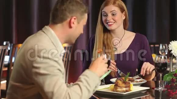 爱的一对情侣在一起吃饭时聊天视频的预览图