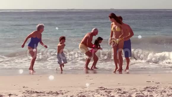 在海滩上与家人一起移动白光点视频的预览图