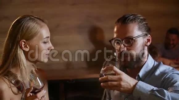 年轻的一对夫妇在迷人的聚会上调情喝酒爱玩一起感受吸引力视频的预览图