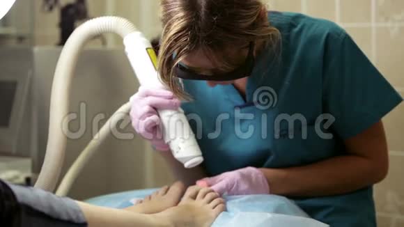 医生用激光治疗妇女的脚和指甲视频的预览图