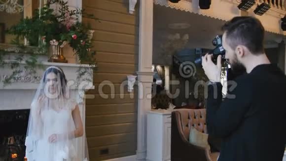摄影师拍摄背景有壁炉的新娘视频的预览图