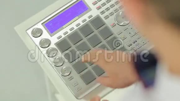 著名的DJ在演播室的DJ混音机上混音视频的预览图