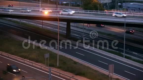道路交通场景与桥梁在黄昏视频的预览图