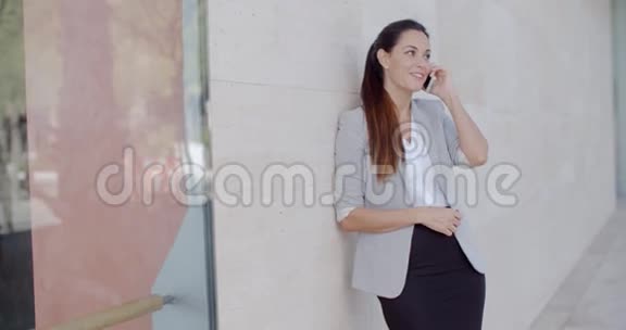 快乐轻松的年轻女子在手机上聊天视频的预览图
