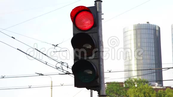 街道上的红绿灯闪烁视频的预览图