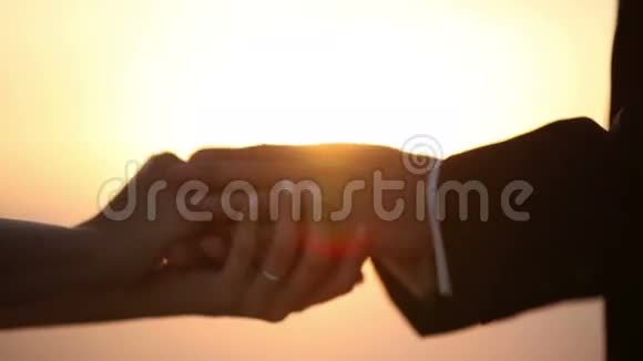 恋人们互相戴着戒指作为爱情的象征视频的预览图