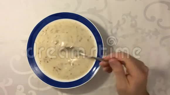 人吃热蘑菇汤延时录像视频的预览图
