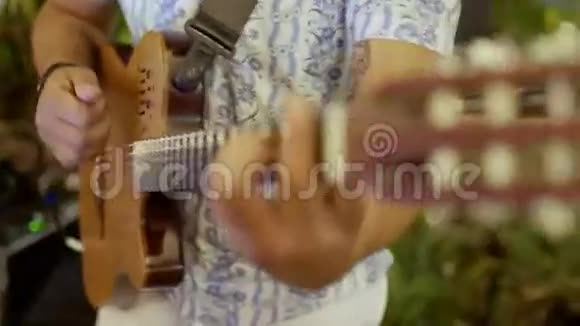 音乐家弹吉他的特写视频的预览图