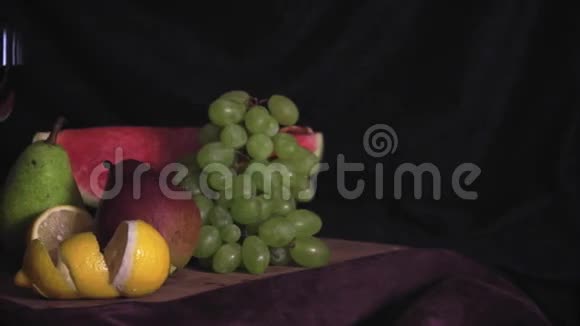 木头上有水果的静止生活视频的预览图