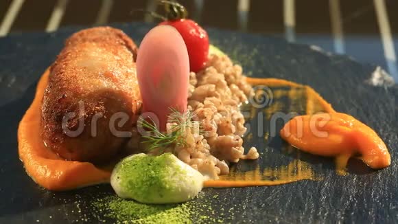 在美食餐厅用餐特写镜头兔肉荞麦配绿色荞麦视频的预览图
