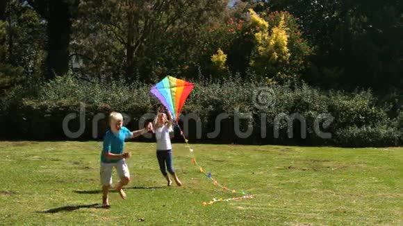 小女孩追着弟弟玩风筝视频的预览图