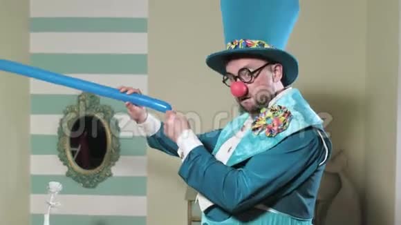 魔术师用气球4k表演魔术视频的预览图